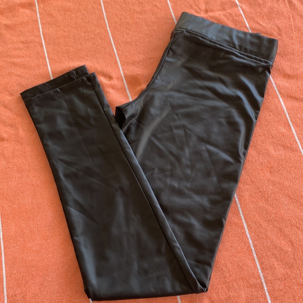 Size medium, mid waist, lightweight pleather material leggings!